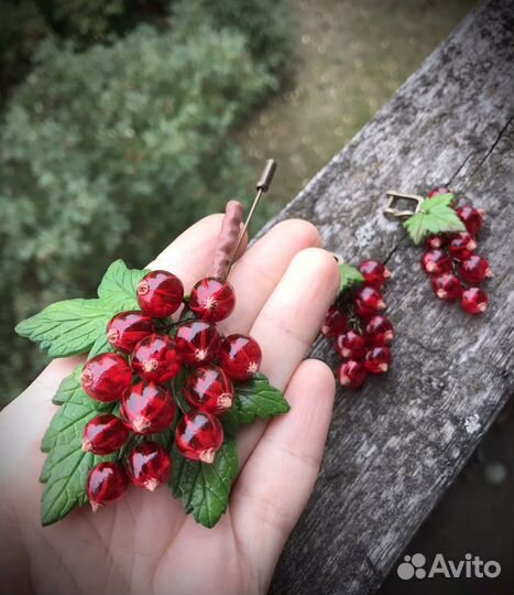 Ягодная брошь и серьги смородина из смолы и глины