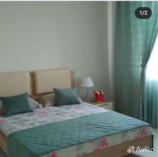 Покрывало и подушки с аппликациями