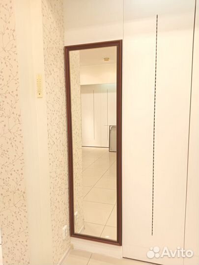 Зеркало настенное в деревянной раме