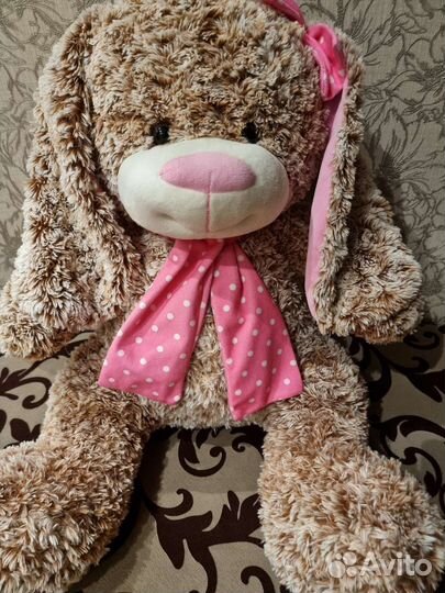 Большой плюшевый заяц