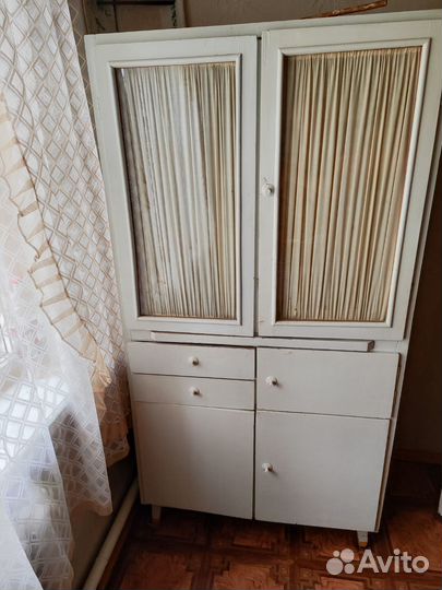 Деревянный сервант