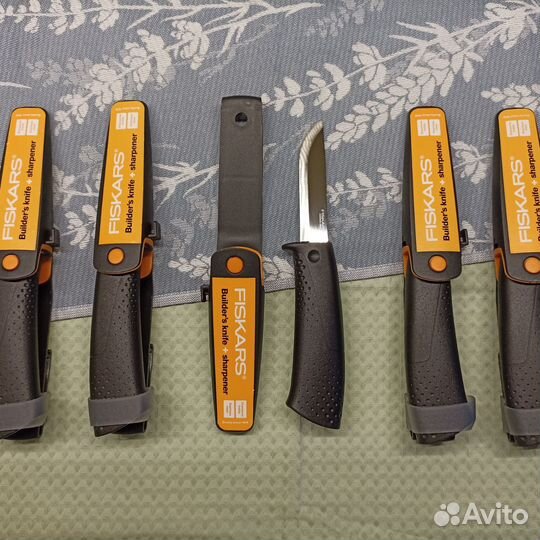 Нож кухонный с точилкой Фискарс Fiskars, новый
