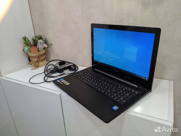 Ноутбук ракета в идеальном состоянии