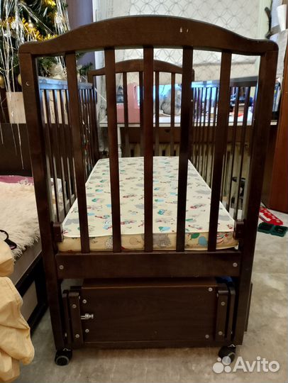 Детская кроватка с маятником и ящиком