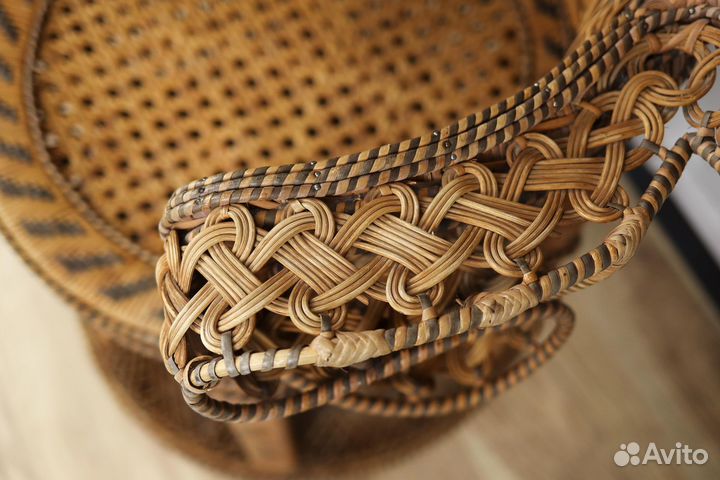 Старинное плетеное кресло-павлин