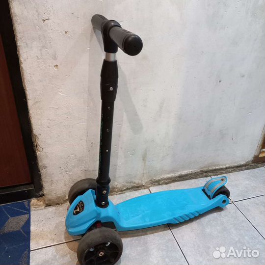 Самокат трехколесный