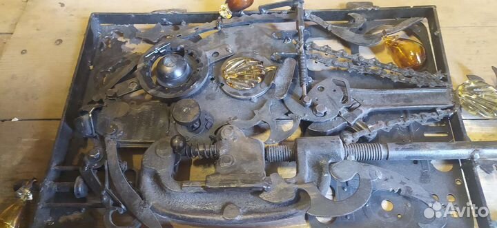 Панно из металла, украшение стеклянными элементами