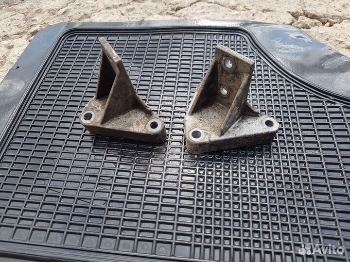 Кронштейн двигателя Chrysler 300m