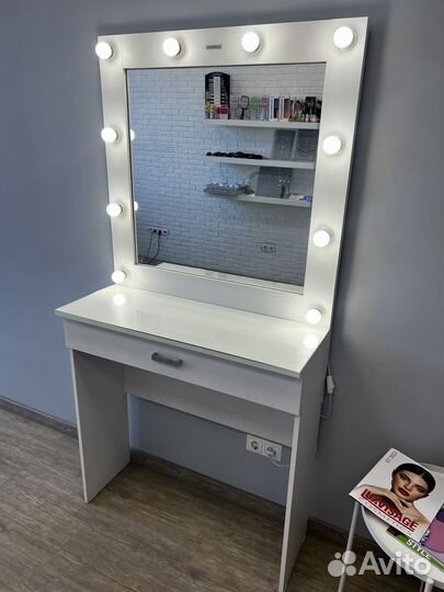 Гримерное зеркало с лампочками