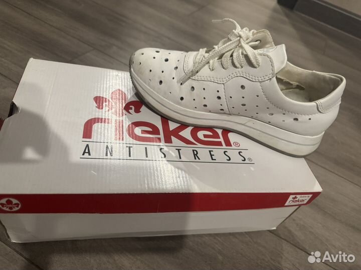 Женские кроссовки 38 размер