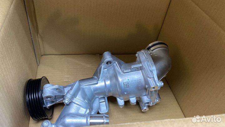 Помпа / Насос охлаждения Mercedes AMG W176