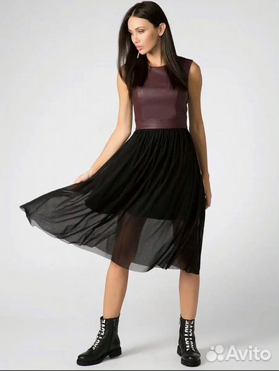 Платье из экокожи с юбкой в сетку