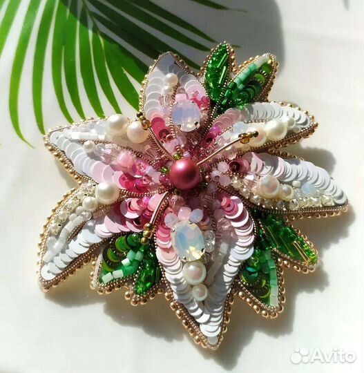 Брошь ручной работы Лилия
