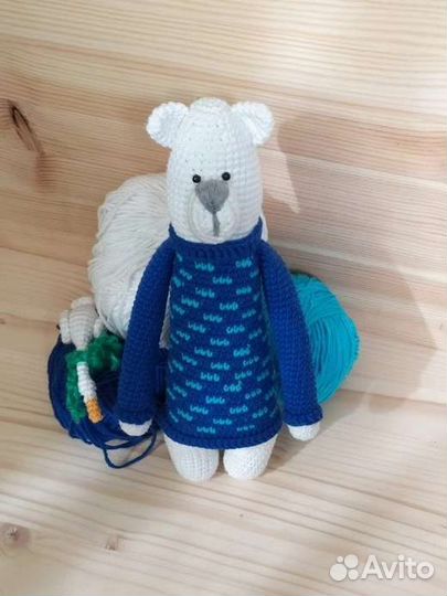 Мишка в синем свитере (вязанная игрушка)