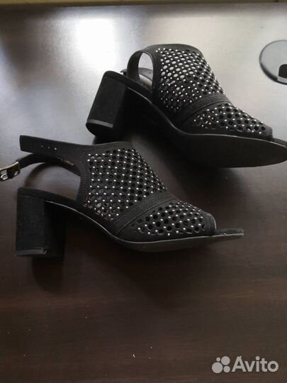 Босоножки черные с перфорацией на каблуке