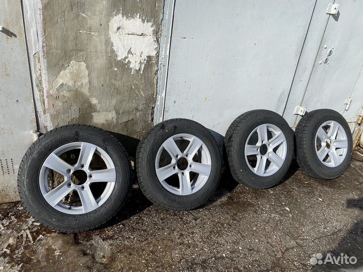 Новые колеса в сборе на ниву R16 pirelli