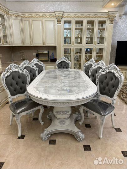 Кухонный стол и стулья