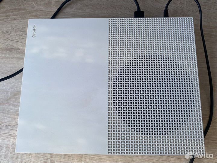 Xbox One S 500gb + 10 игр + 2 геймпада