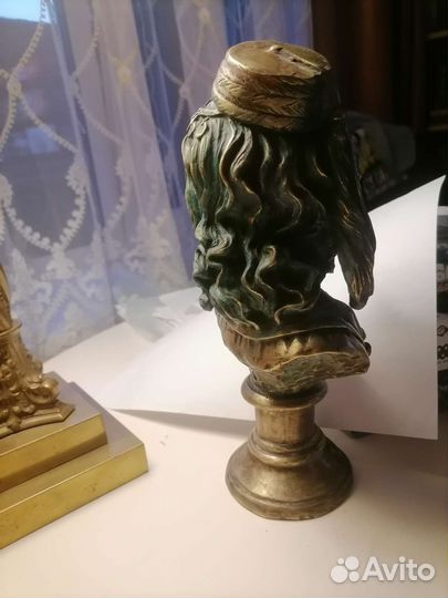 Антикварная бронза девушка