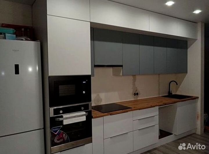 Кухонный гарнитур с подсветкой и декоративными элементами