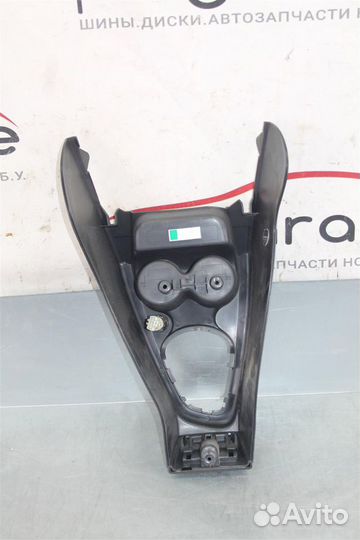 Консоль между сидениями Renault Logan 2