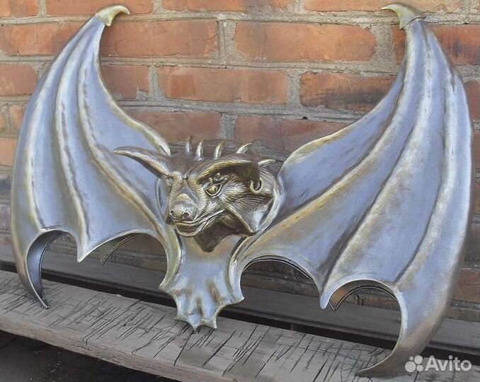 Летучая мышь-скульптурная композиция