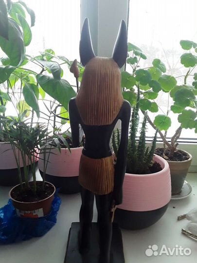 Статуэтка Анубиса бога весов