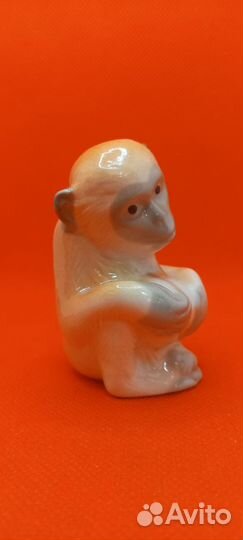 Фарфоровая статуэтка обезьянка с мячиком лфз СССР