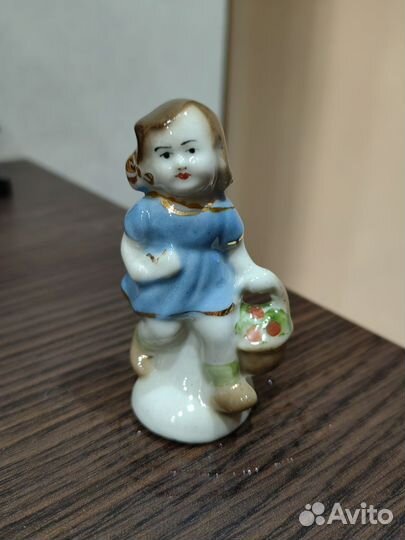 Статуэтка Девочка с корзинкой