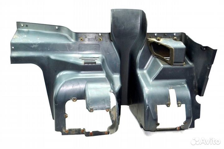 Пластиковая крышка торпеды у подножья водителя MAN