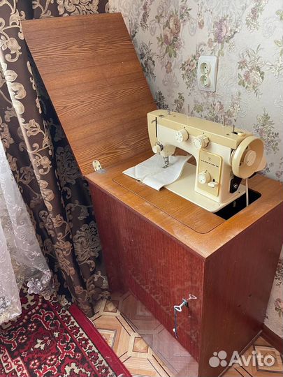 Швейная машина Чайка 142м бу