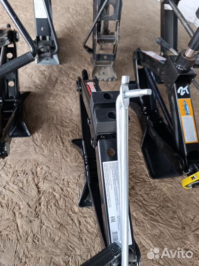 Домкрат механический винтовой 2т