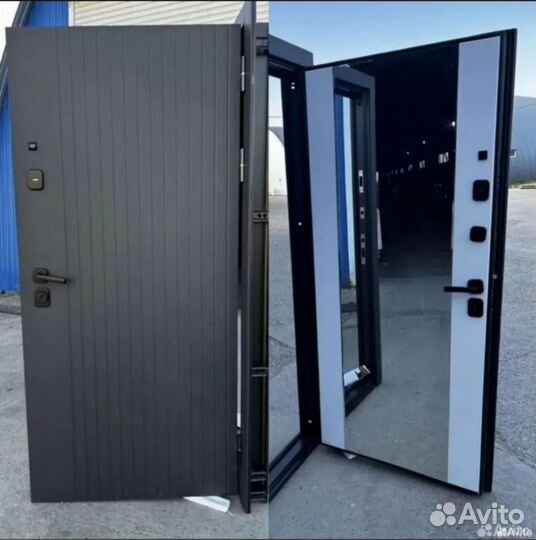 Входная дверь с зеркалом квартирная