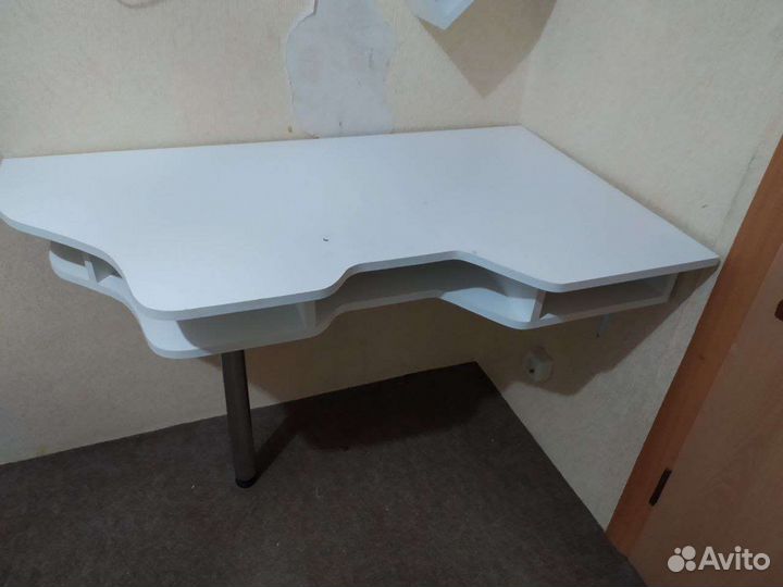 Угловой письменный стол с полками