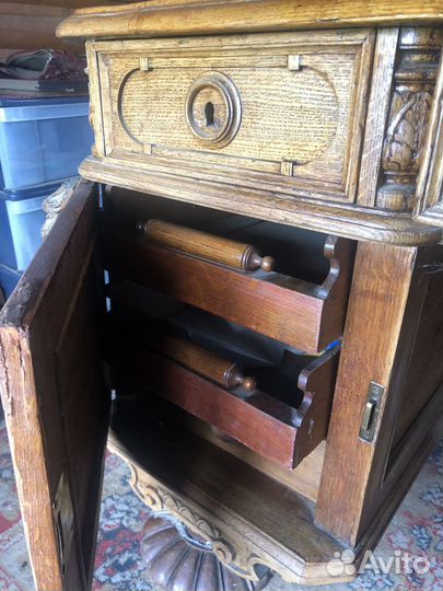 Два книжных дубовых шкафа и письменный стол