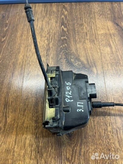 Замок боковой двери задний правый Nissan Primera P