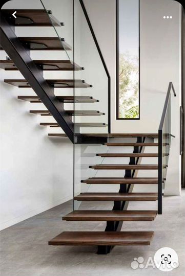 Стеклянные ограждения лестничного марша