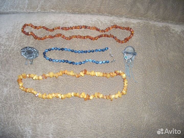 Набор бус и брошь