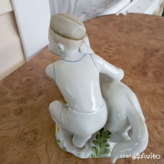 Статуэтка лфз мальчик с собакой