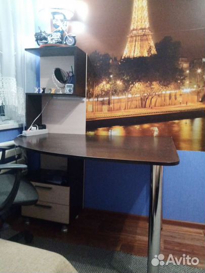 Угловой письменный стол с полками