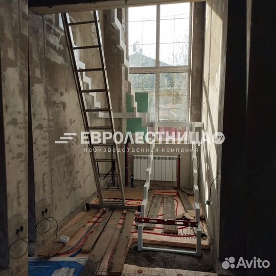 Лестница в дом на второй этаж