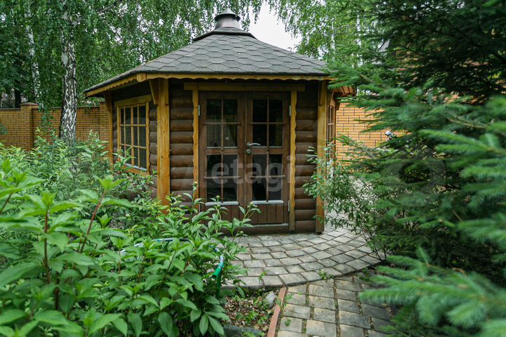 Дом 400 м² на участке 12 сот.