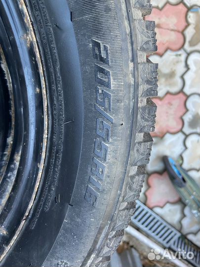 Продаю зимние резины, коврик, колпаки