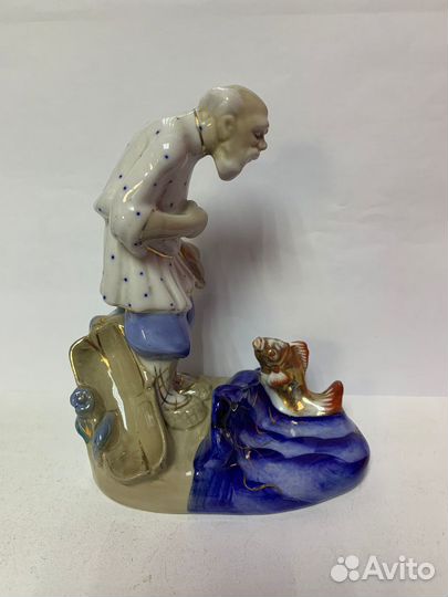Фарфоровая статуэтка 