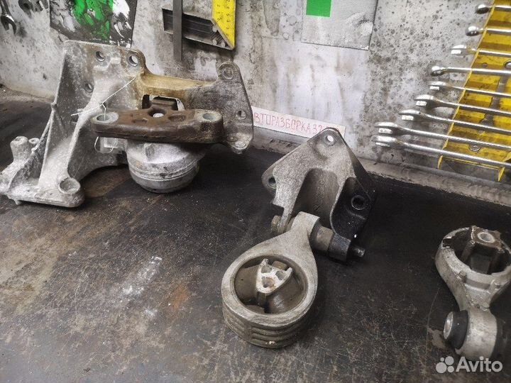 Подушки двс кпп Ниссан Хтрейл Т31 M9R поштучно