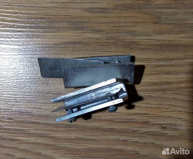 Держатели для стеклянных дверок шкафа