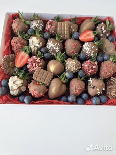 Клубника в шоколаде, букеты