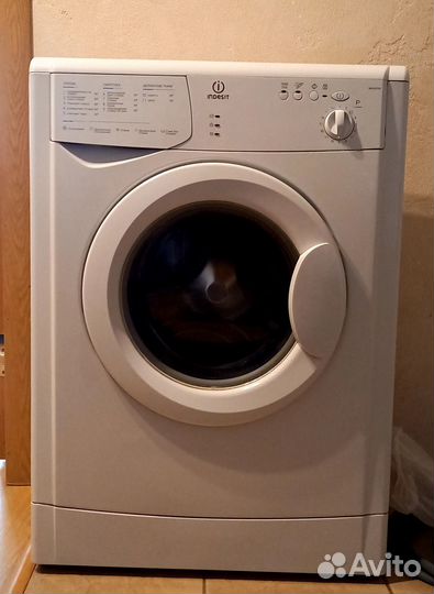 Стиральная машинка Indesit (узкая)