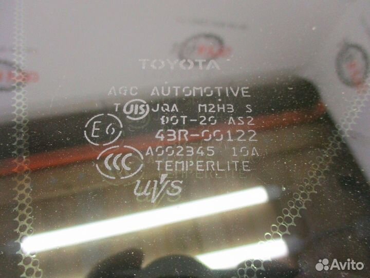 Стекло кузовное глухое левое Toyota RAV4 (XA30) 2