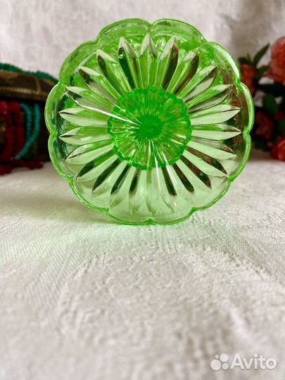 Ваза антикварная, урановое стекло